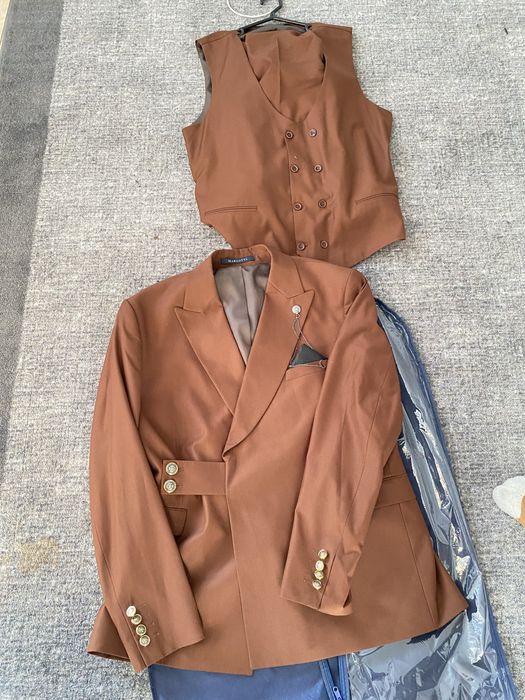 Костюм продаётся.