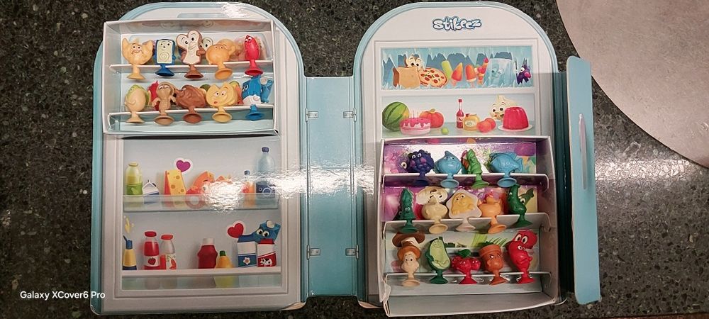 Продават се колекции Stikeez + подарък изненада