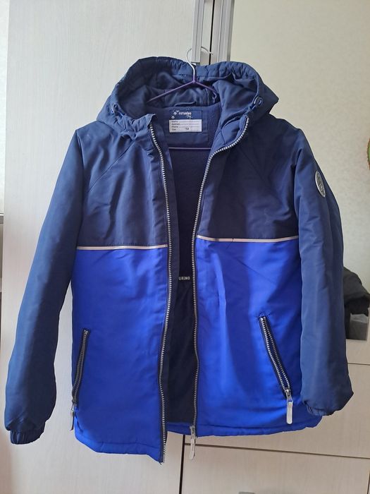 Продам демисезонную куртку детскую