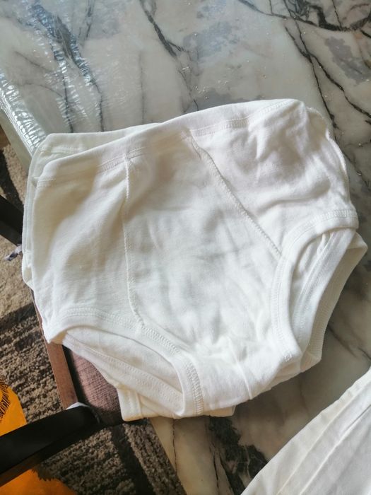 Продавам чаршаф калъвка и плик за детски креват и 5 слипчета от соца.