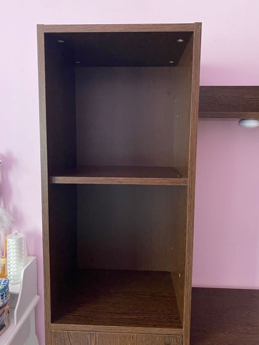 Birou cu bibloteca si lumini