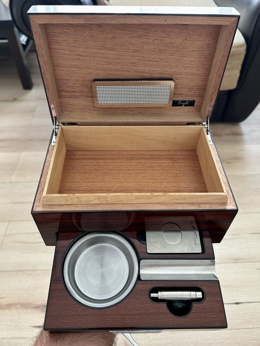 Humidor pentru trabucuri cu scrumieră inclusă, ghilotină si punch-cutter, din lemn de cedru spaniol
