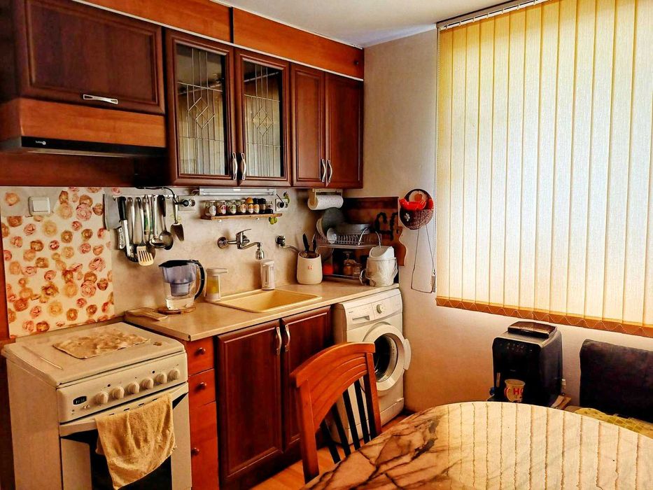 Имот Корект продава Партер, Първи етаж, Гараж, 1/2 таван, кв. Изток