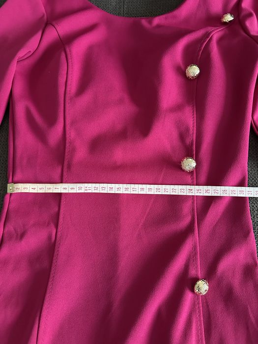 Цикламена рокля с отворен гръб