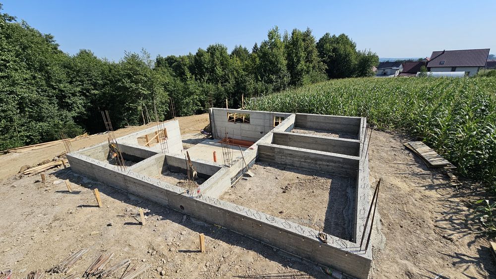 Construim Case la roșu, anexe, garaj, săpături si demolări