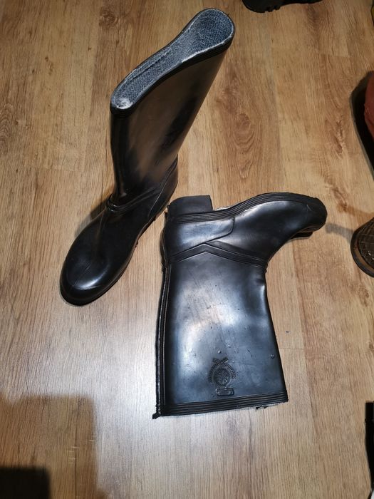 Червени, черни и жълти гумени ботуши,