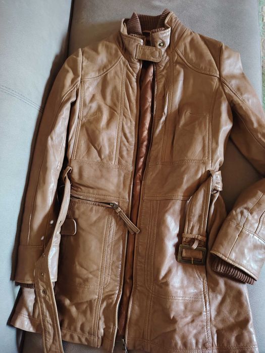 Продавам черно кожено манто