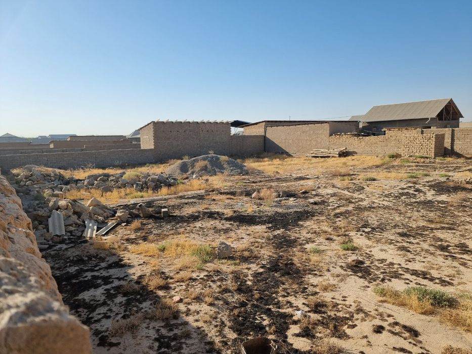 Uchastka 12 sotix hamma matiryallari bor