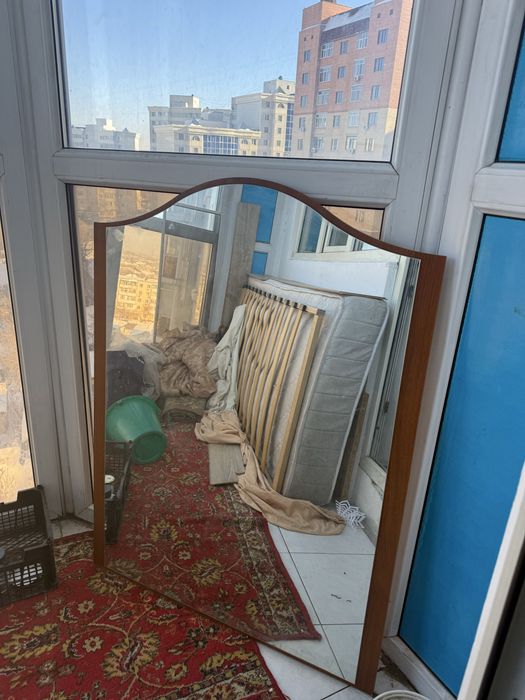 Большое настенное зеркало в деревянной раме (Фигурное)