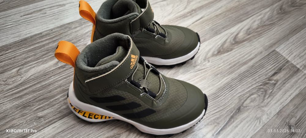 Детски зимни адидаски.