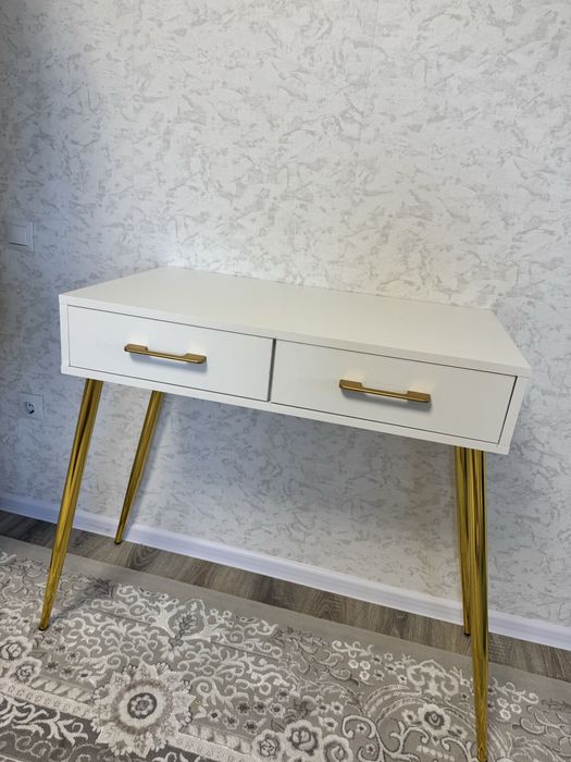 Продам туалетный столик