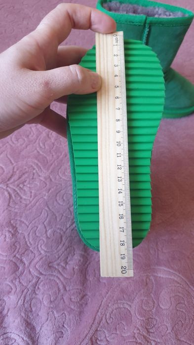 Продам новые детские угги