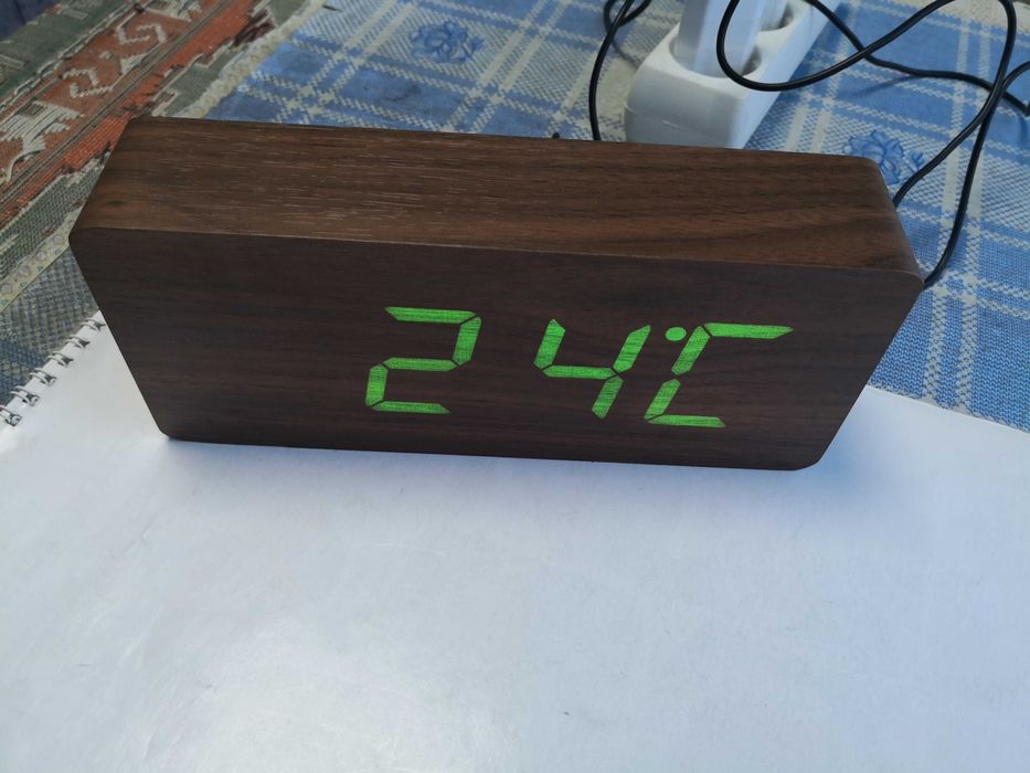 Ceas electronic imitatie lemn maro sau negru mare