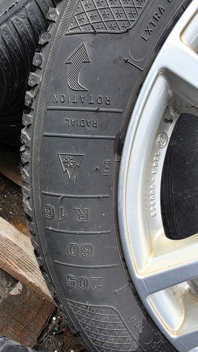 Genți BMW aproape noi
