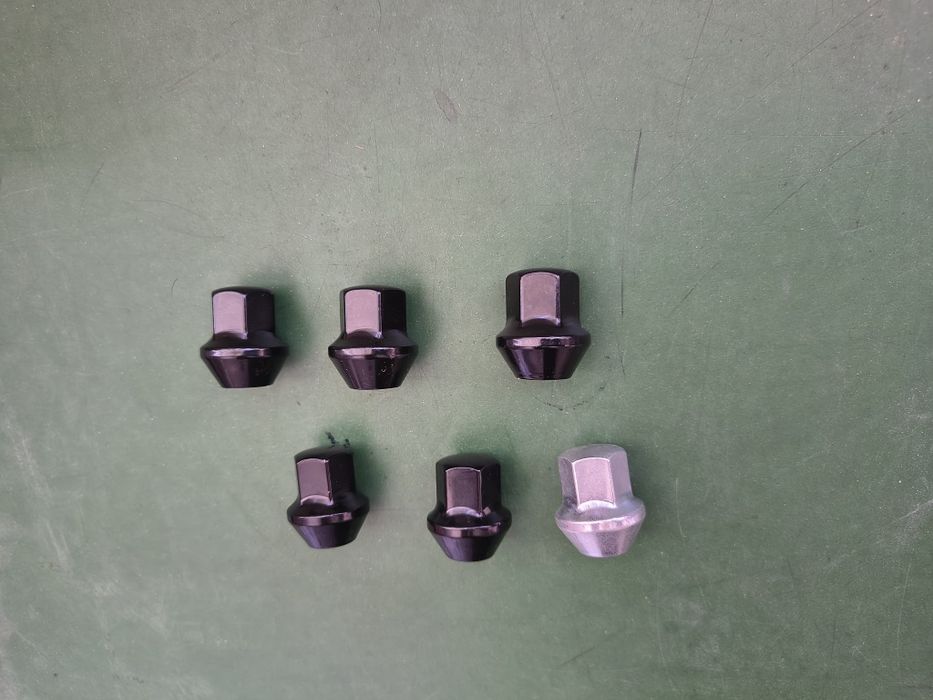 Piulite Negre  prezoane pline Ford Focus Fiesta Mondeo C-Max sau Volvo jante ALIAJ
Magazin Piese Auto