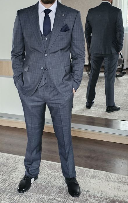 Костюм мужской тройка