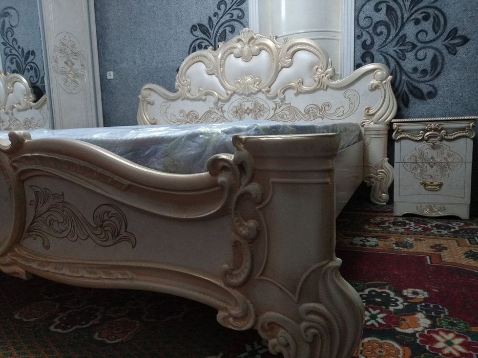 Шикарный спальный гарнитур