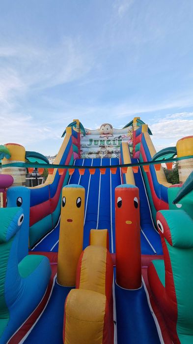 Надуваем батут Атракцион