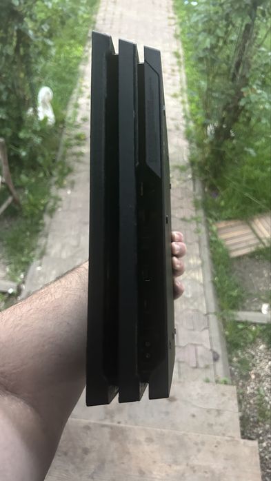PlayStation 4 Pro + Slim