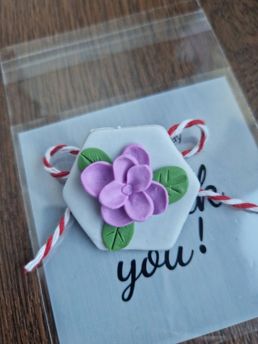 Broșă handmade din lut polimeric, realizată cu atenție la detalii.
Pre