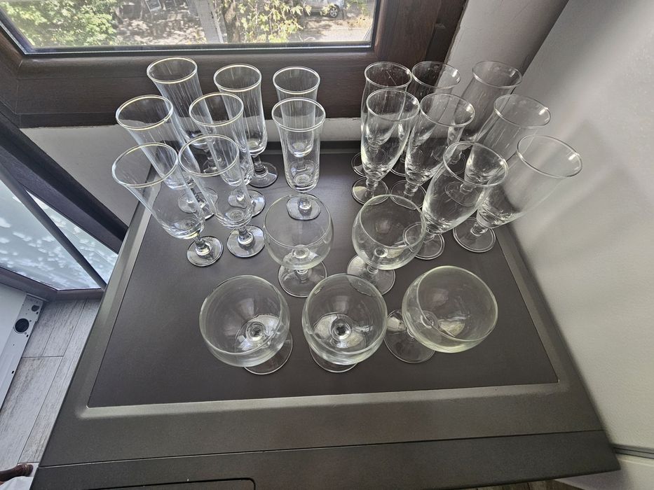 Стъклени чаши  порцеланови чинии