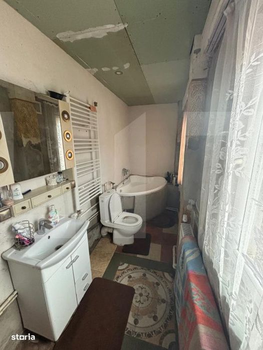 Casa spatioasa, 177 mp construiti, teren 3400 mp, 5 camere, cazan pe l