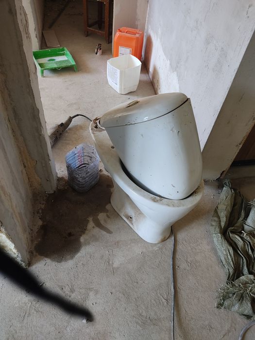 Продам унитаз с бачком