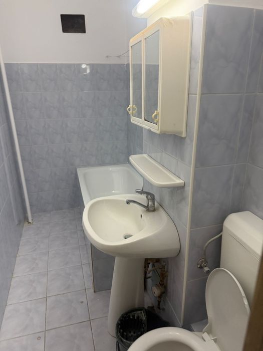 Închiriez apartament cu centrală o cameră