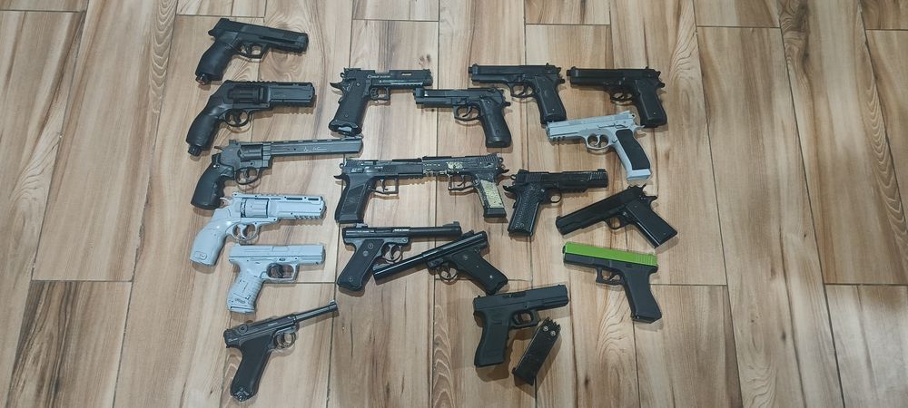 Еърсофт пистолети разпродажба на колекция.