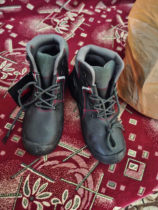 Продаются новые ботинки