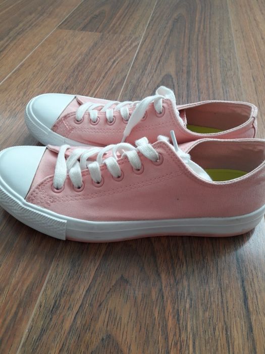 No 40 Цветни кецове