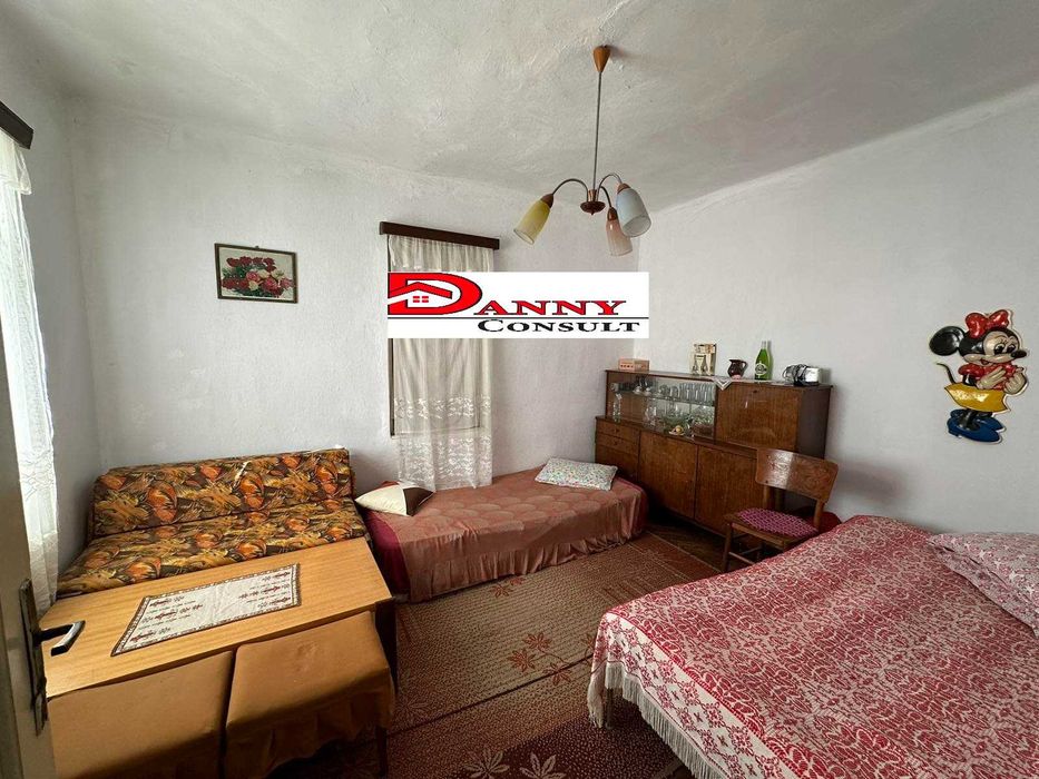 Къща с двор в с. Върбовка