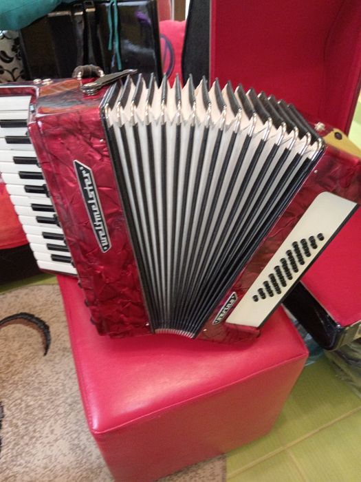 Vând Acordeon Weltmeister Serino