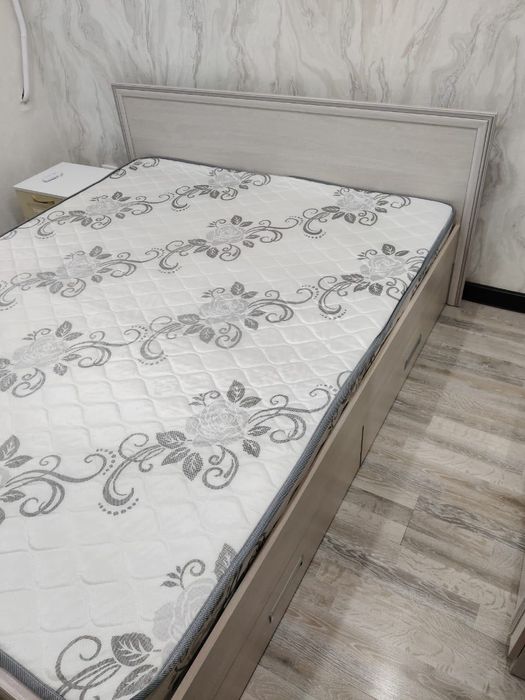 Двуспальная кровать с матрасом