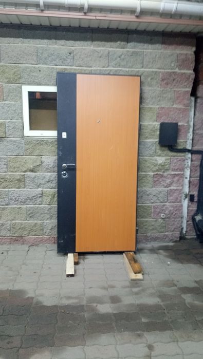 Продам металлическую дверь