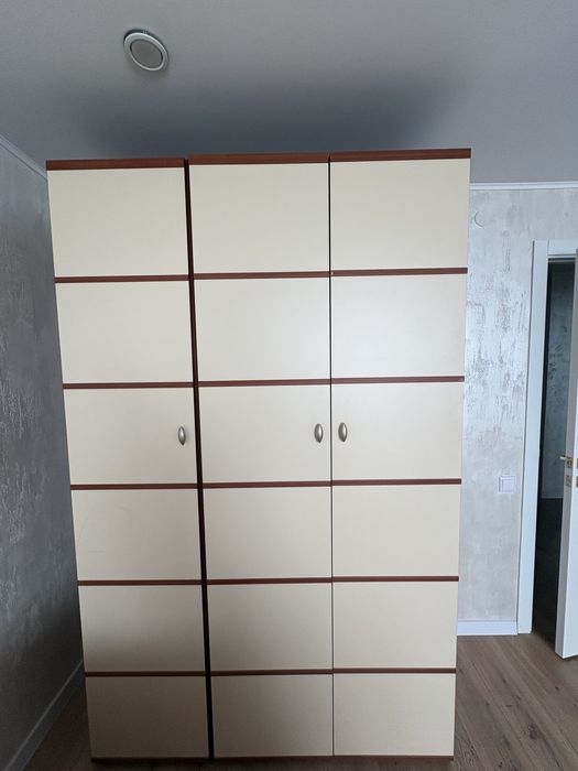 Продается шкаф и тумбы б/у