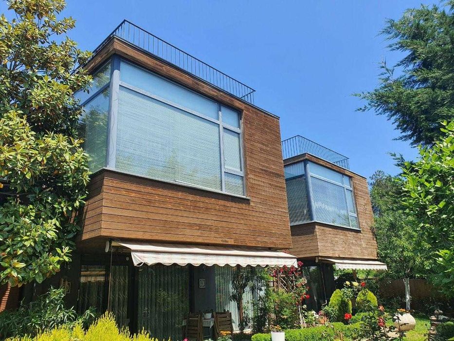 Триетажна къща в Бяла