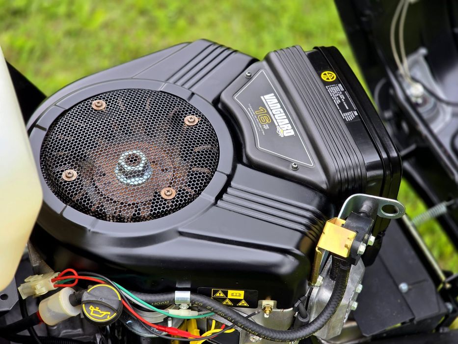 Tractoras gazon iarba Profesional EFCO Vanguard Comercial Power Briggs and Straton 2 cilindrii 2 cutite, impecabil ca nou!
