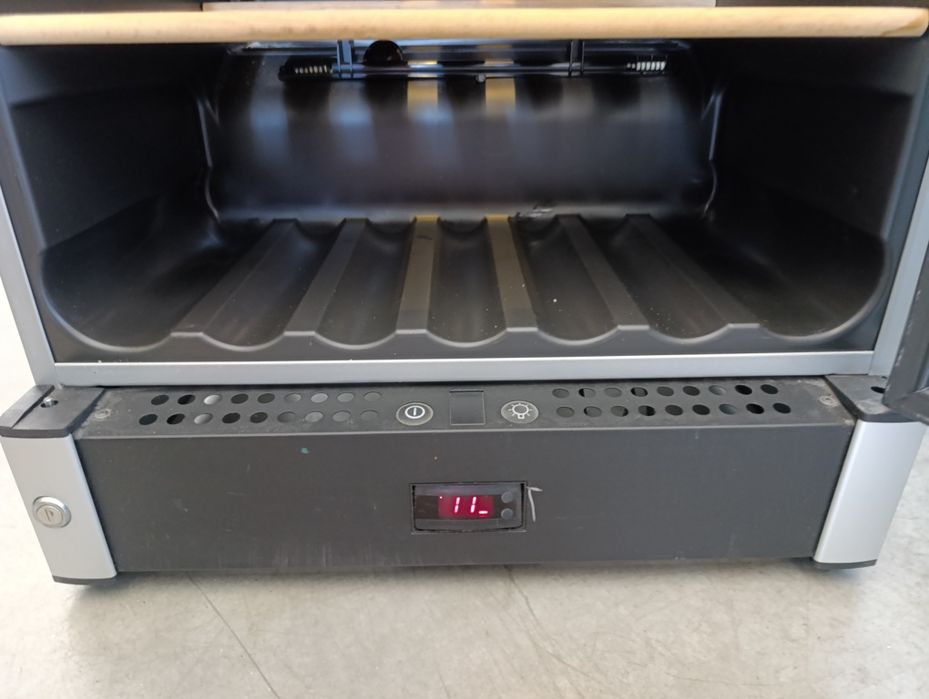 Хладилна ветрина Vestfrost за вино