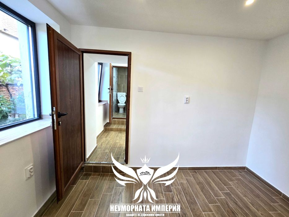 Продавам двустаен апартамент с площ от 40кв.м. на партер с гараж 20кв.м. в град Асеновград квартал Изток