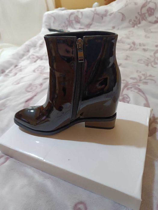 Дамски черни лачени боти