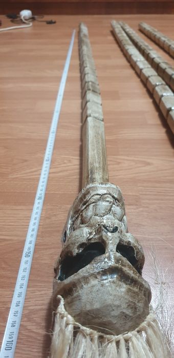 Totem  cu cap de craniu din lemn