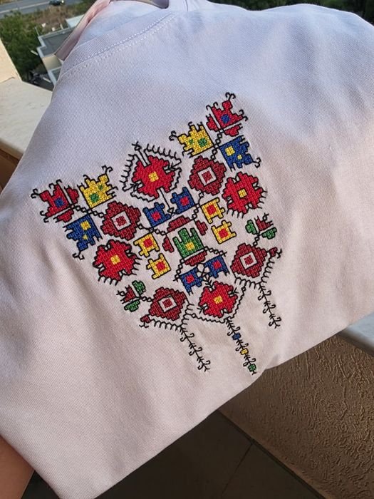 Тениска с бродерия