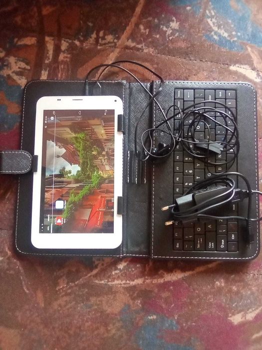 Tabletă Vonino, cu tastatură, husă, căști și încărcător incluse