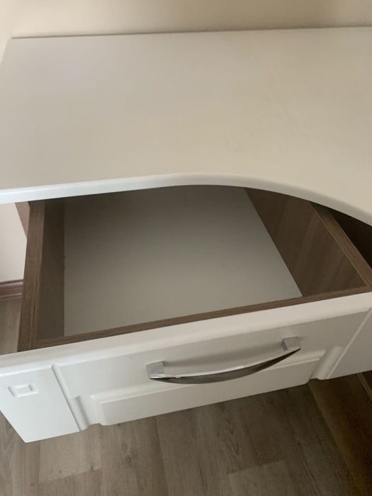 Угловой стол со стеллажем