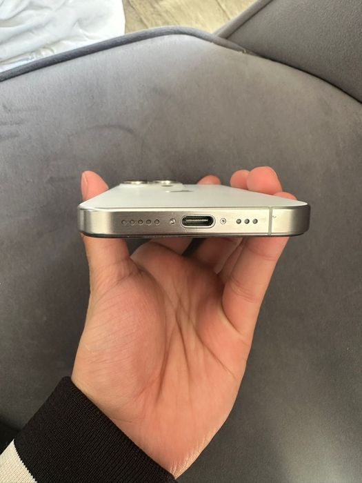 iPhone 15 Pro White piese