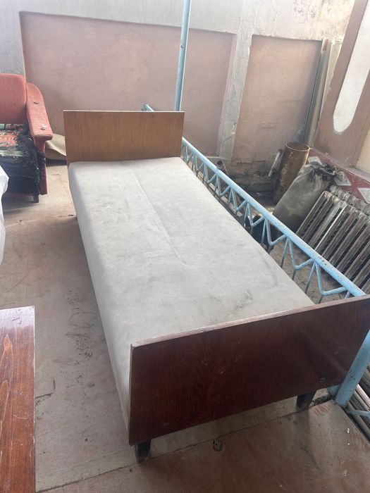 Отдам даром диван кроват и стол в хорошем состояние