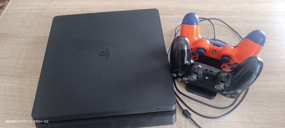 Sony PlayStation 4 Slim 1 ТБ + 2 геймпада + установленные игры.