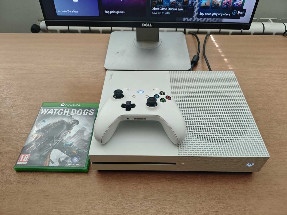 Xbox One S с джойстик, кабели и подарък игра