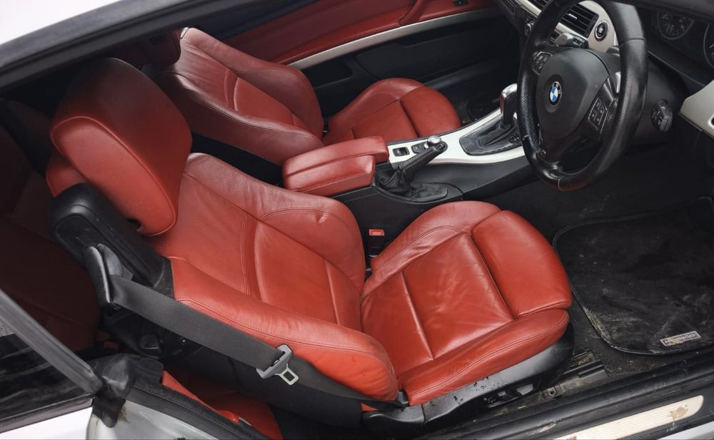Dezmembrez BMW 330d E93 231cp,M Pack,Recaro piele rosie,Navigatie CCC